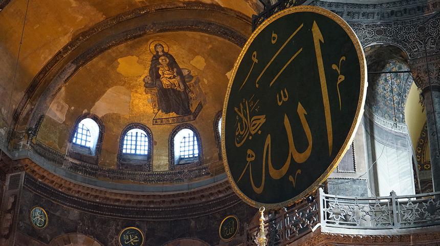 Ayasofya Camii'ne girişlerde kıyafet düzenlemesi getirildi