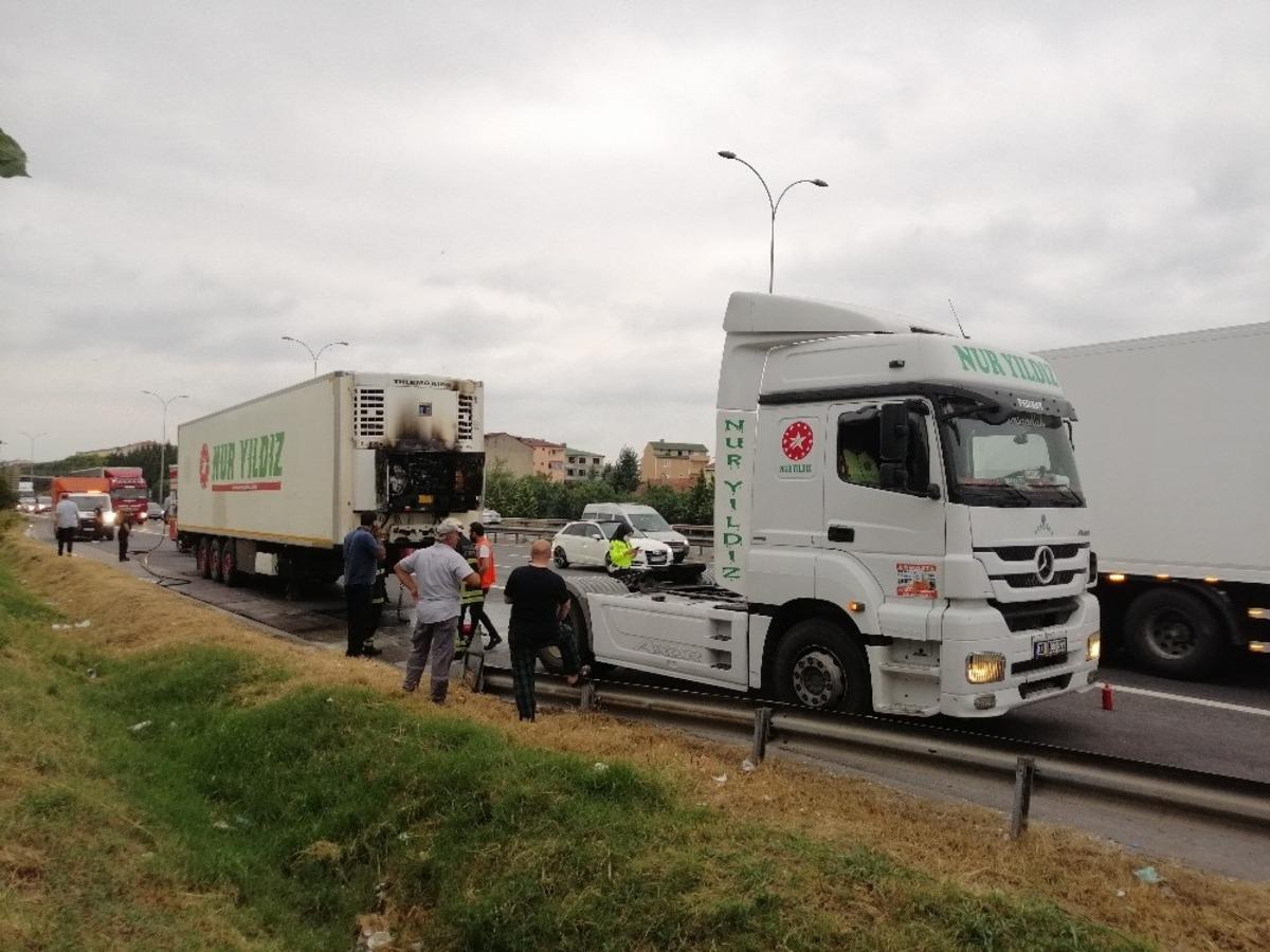 TEM&rsquo;de dondurma y&uuml;kl&uuml; kamyonu yanmaktan s&uuml;r&uuml;c&uuml;n&uuml;n dikkati kurtardı
