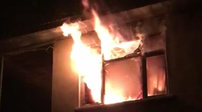 D&uuml;zce'de iki katlı boş ev alev alev yandı