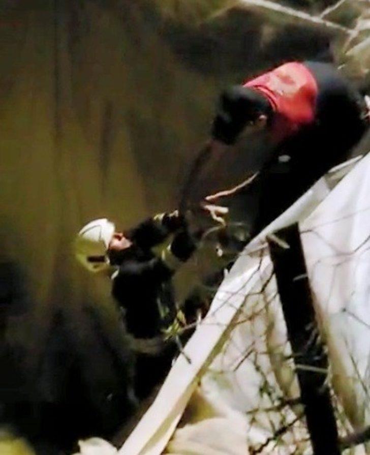 Köpek yavrularını itfaiye ekipleri kurtardı G2