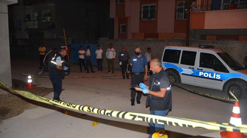 Adana'da korkun&ccedil; olay! Evinin &ouml;n&uuml;nde kurşun yağmuruna tuttular