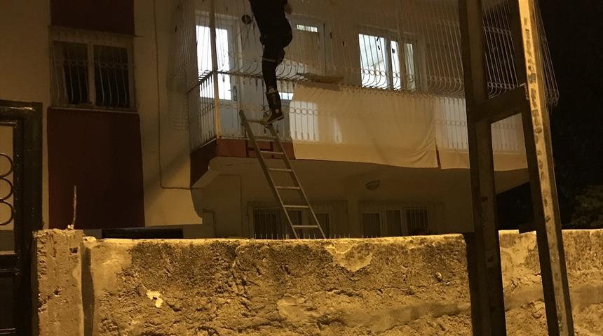 Haber alamayan komşuları &ouml;ld&uuml; sandı, evinde uyurken bulundu