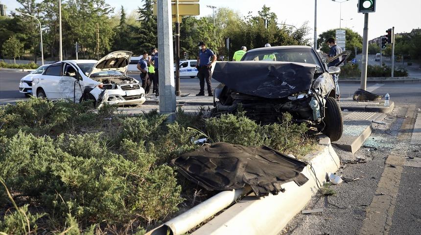Ankara'da iki otomobil &ccedil;arpıştı: 4 yaralı