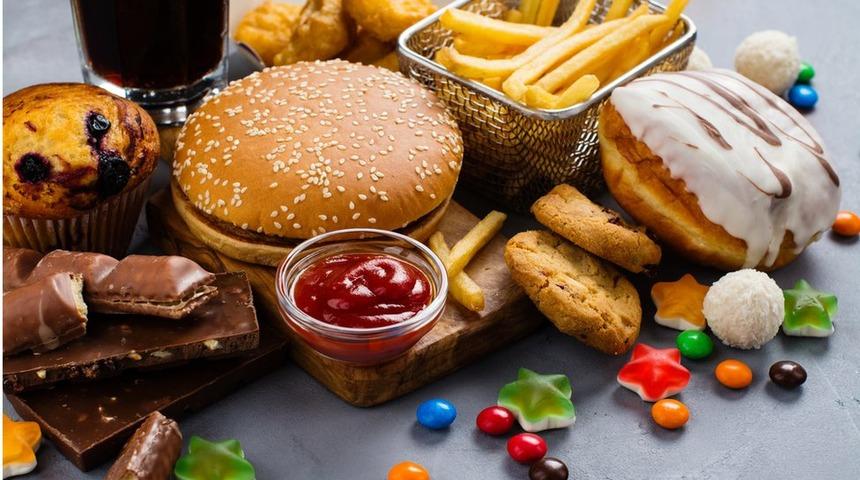 Uzmanlardan obezite uyarısı: Abur cubura tütün ürünleri gibi katı düzenlemeler getirilmeli