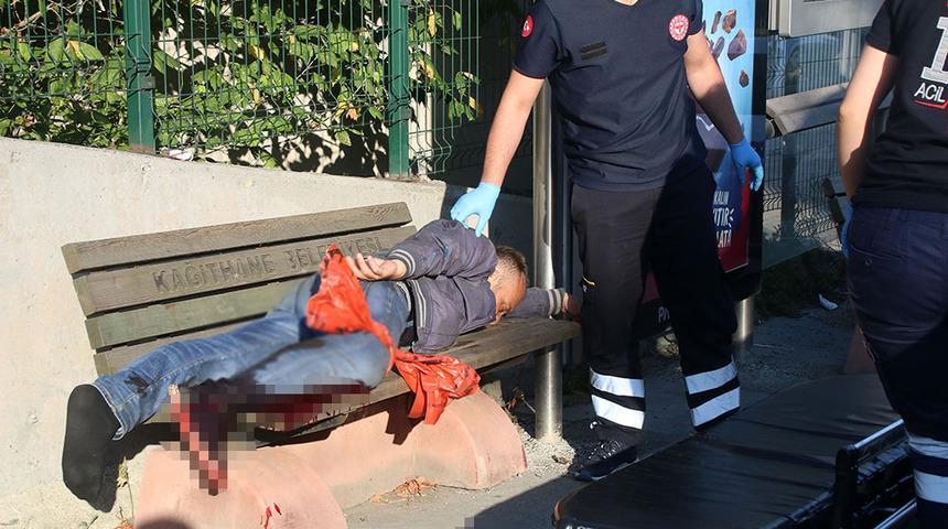 Yaralı halde 1 kilometre y&uuml;r&uuml;d&uuml;, g&uuml;c&uuml; t&uuml;kenince otob&uuml;s durağında yığıldı