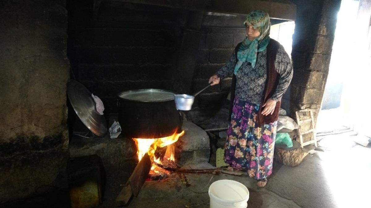 Fedakar anne g&uuml;nde 100 kilo yoğurt satarak &ccedil;ocuklarını okutuyor