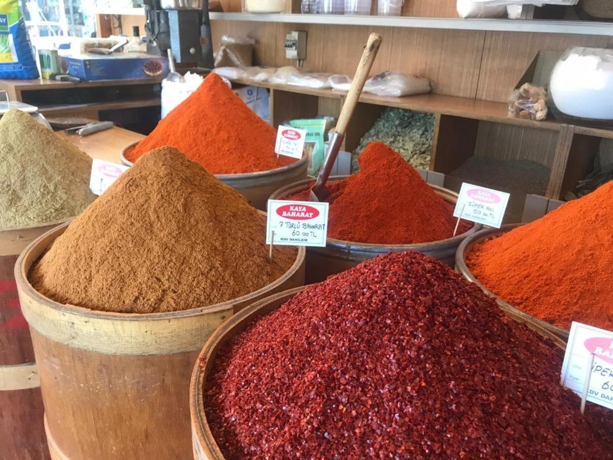 30 yıllık baharat&ccedil;ı, kaliteli sucuğun p&uuml;f noktalarını anlattı