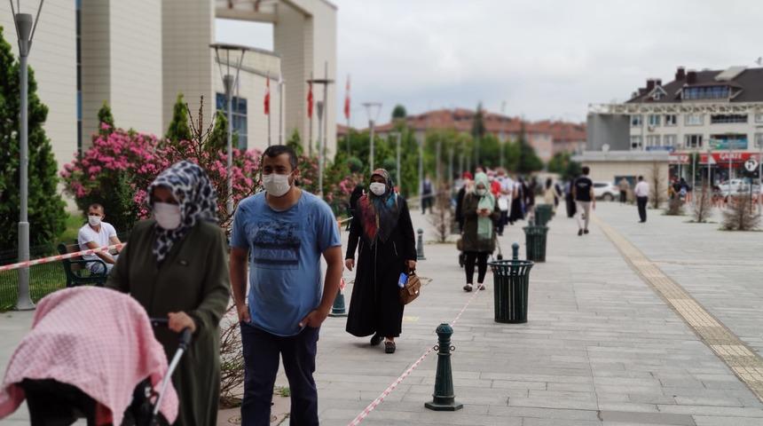 Hastane önünde 300 metrelik 'tedbir' kuyruğu