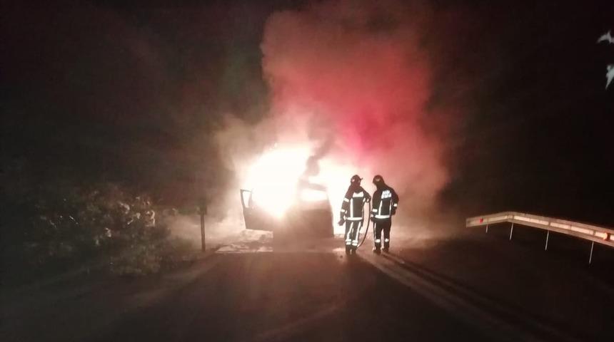 Bir gün önce aldığı otomobil alev alev yandı