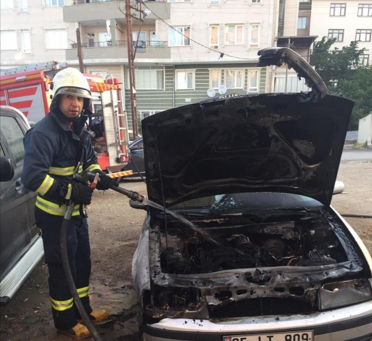 Van&rsquo;da park halindeki otomobil yandı