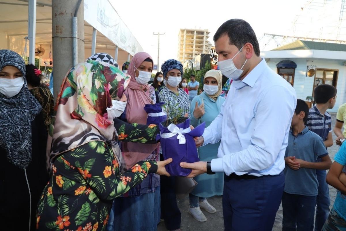 Karak&ouml;pr&uuml;&rsquo;de vatandaşlara nar fidanını dağıtıldı