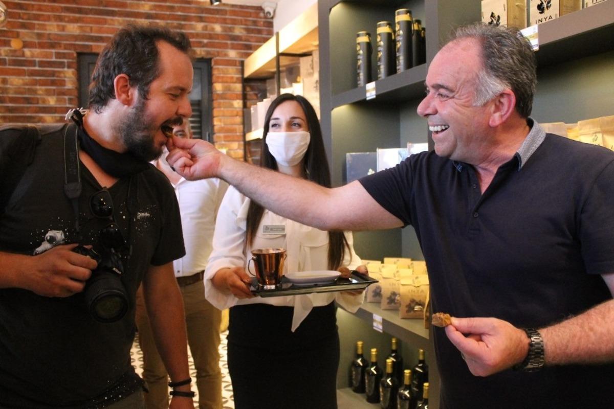 Eczacı Başkan, gazetecilerin bağışıklık sistemini b&ouml;yle g&uuml;&ccedil;lendirmeye &ccedil;alıştı