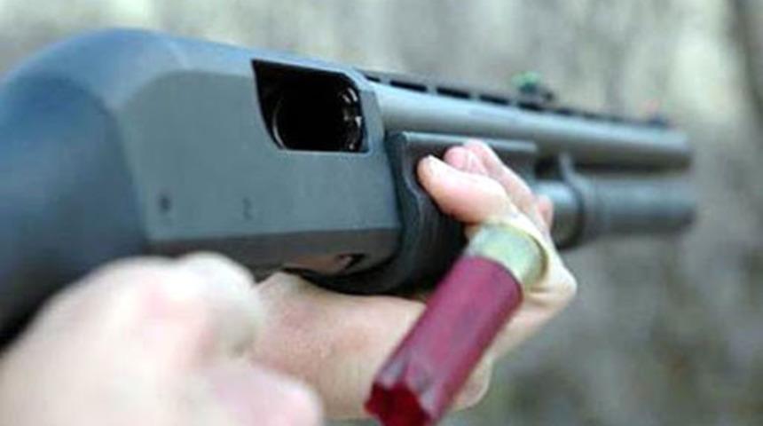 G&uuml;r&uuml;lt&uuml; yaptıklarını iddia ettiği 2 kişiyi t&uuml;fekle yaraladı