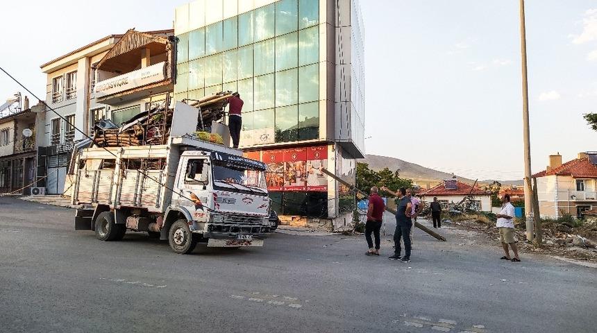 Aşırı y&uuml;k taşıyan kamyonet telefon direğini devirdi