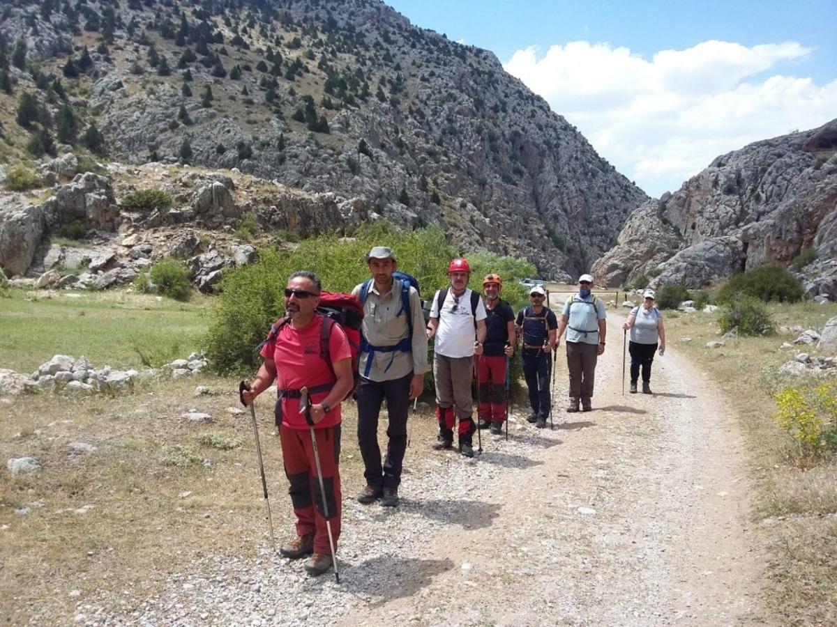 Belediyesporlu dağcılar 3 g&uuml;nde 3 zirveye tırmandı