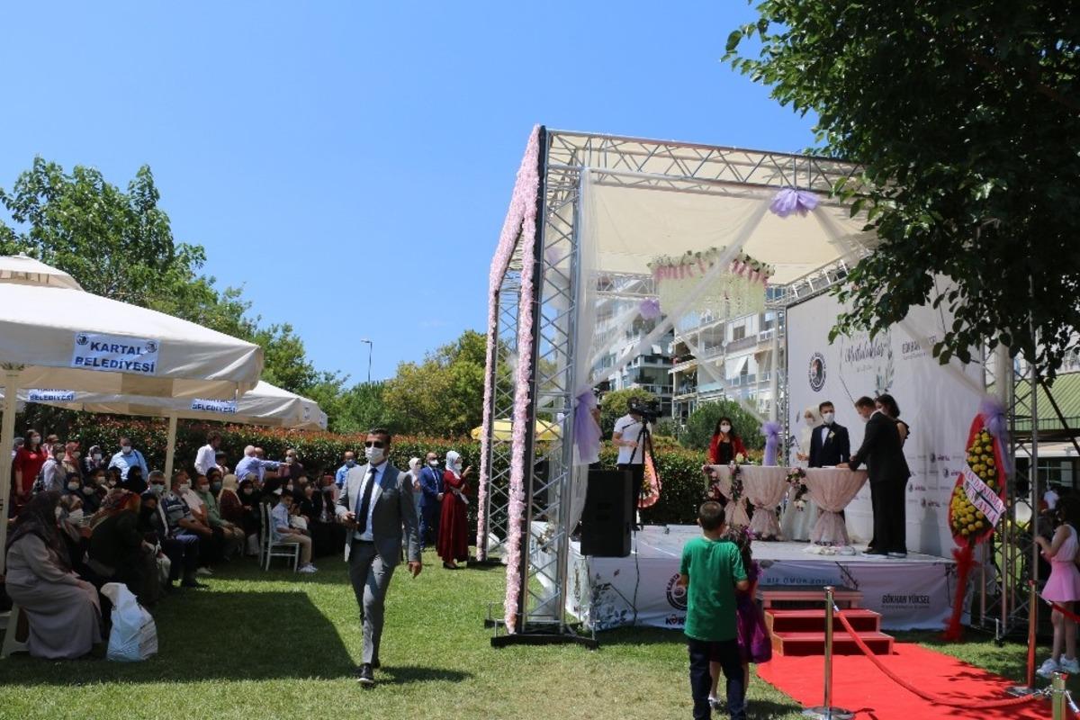 Kartal&rsquo;da nik&acirc;hlar a&ccedil;ık havada kıyılıyor