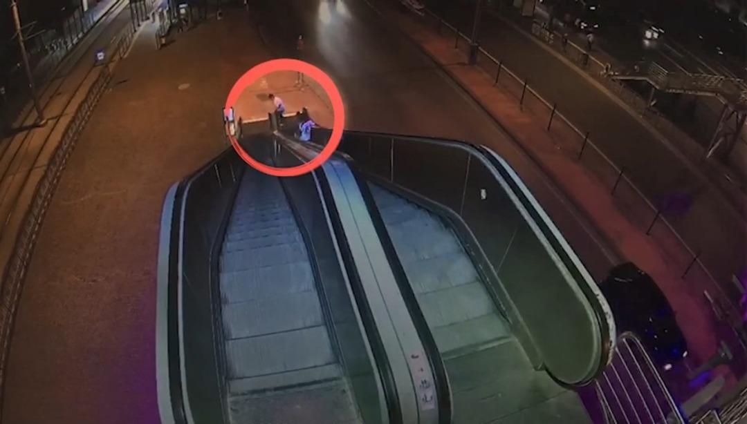 Y&uuml;r&uuml;yen merdiven isyanı! Sosyal medyayı sallayan paylaşım