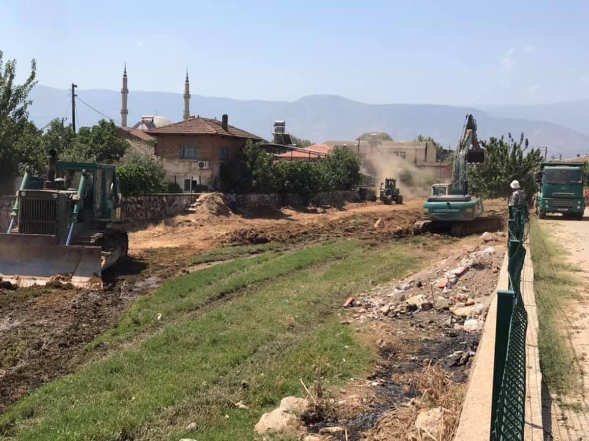 &Ouml;demiş&rsquo;te dere yatağı temizliği