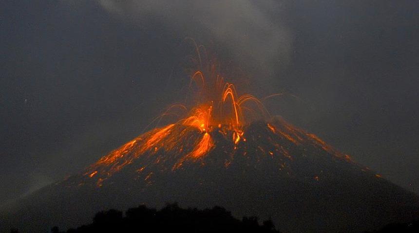 İtalya&rsquo;nın Stromboli Yanardağı patladı