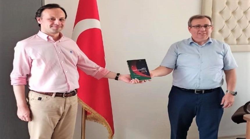 &Ouml;ğr. G&ouml;r. Dr. Akbal, Rekt&ouml;r Prof. Dr. Tabakoğlu&rsquo;na kitabını takdim etti