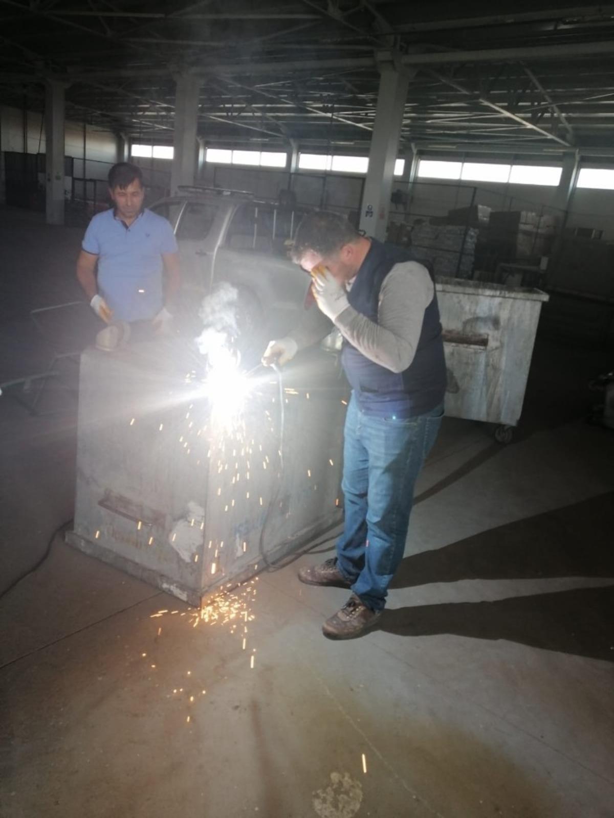 Vir&uuml;s yayma riskine karşı &ccedil;&ouml;p konteynerleri bakımdan ge&ccedil;iriliyor