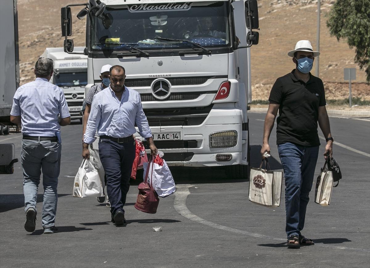 Suriyelilerin g&uuml;venli b&ouml;lgelere d&ouml;n&uuml;ş&uuml; s&uuml;r&uuml;yor