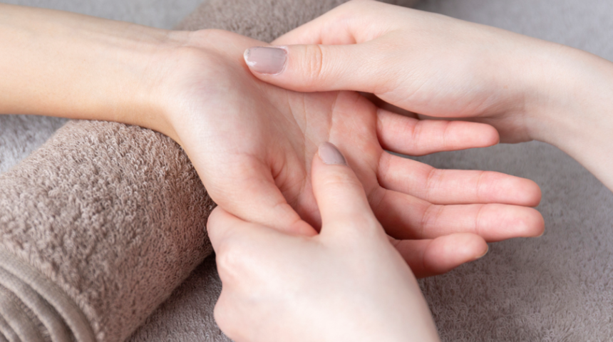 Ellere masaj yaparak v&uuml;cut ağrılarından kurtulun! Baş parmak mideyi...