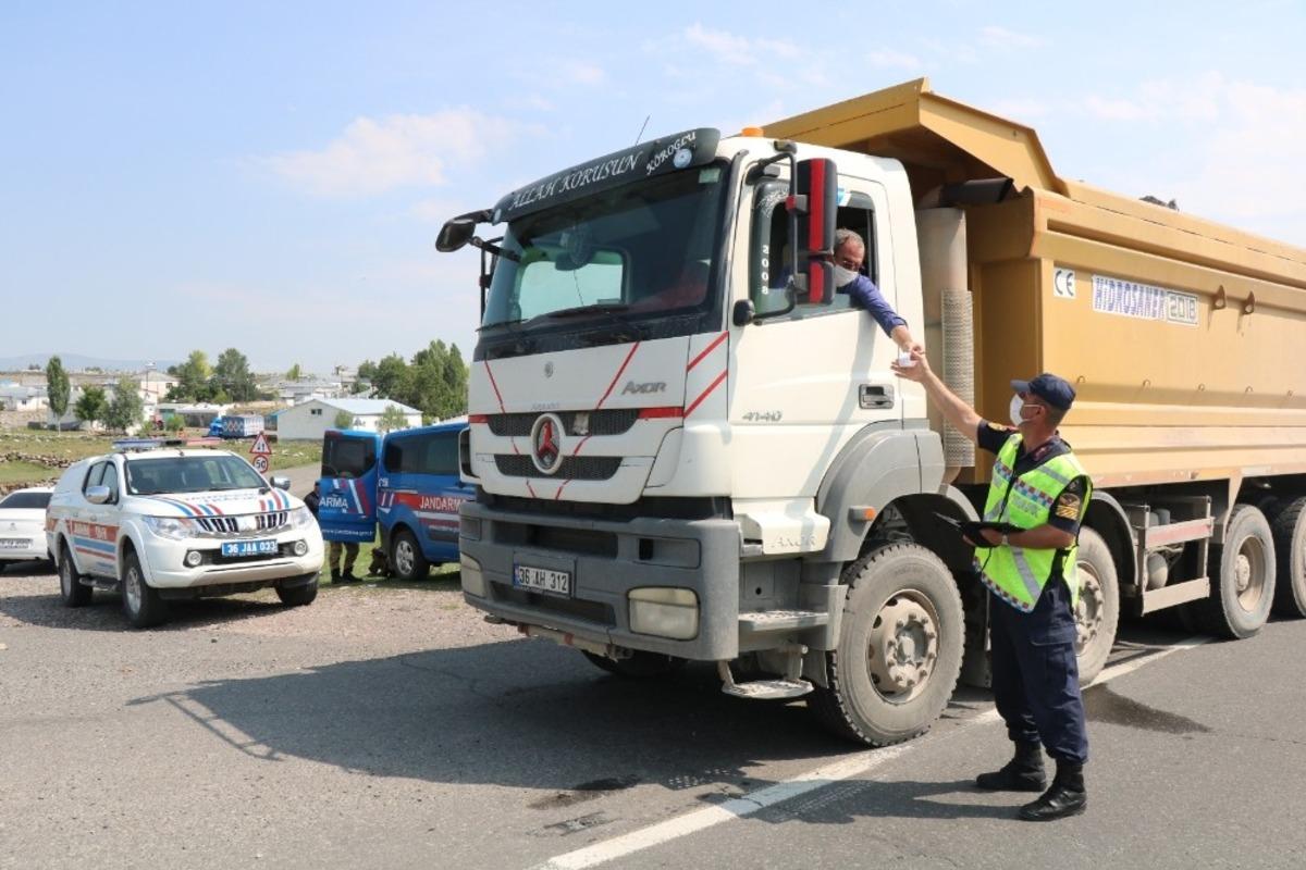 Kars&rsquo;ta jandarmanın trafik kontrolleri devam ediyor