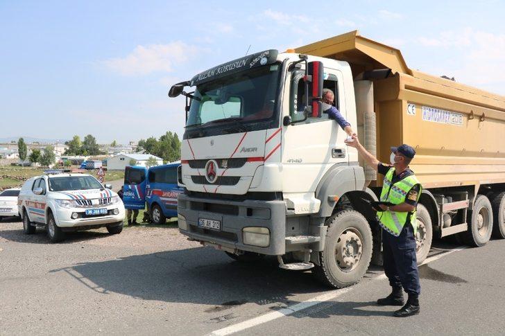 Kars’ta jandarmanın trafik kontrolleri devam ediyor G1