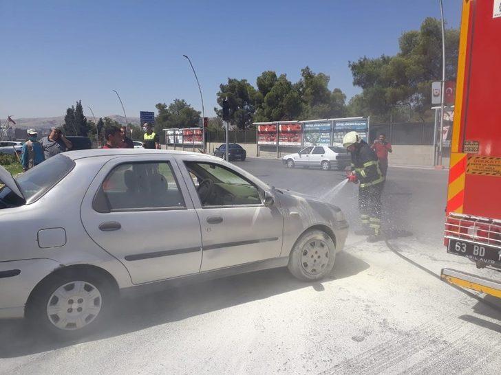 Şanlıurfa’da seyir halindeki otomobil alev aldı G2