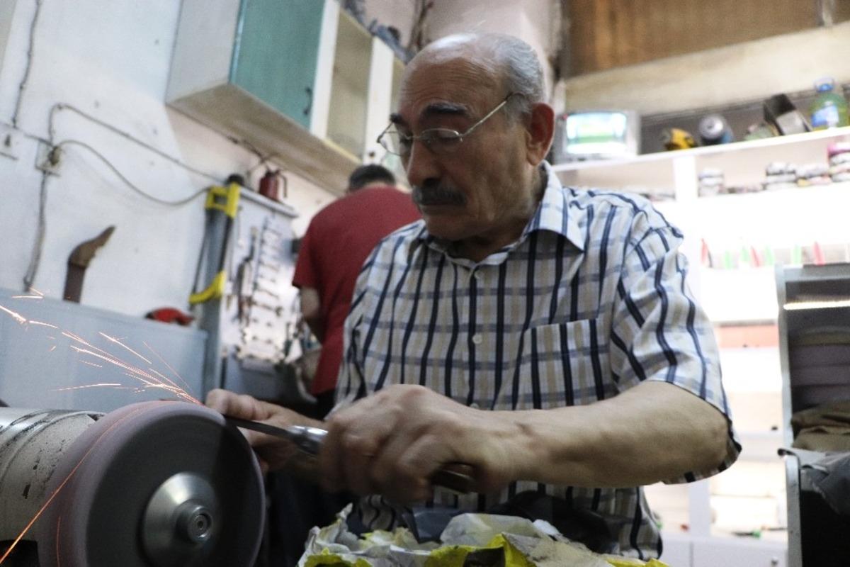 Bı&ccedil;aklar kurbanlıklar i&ccedil;in bileniyor