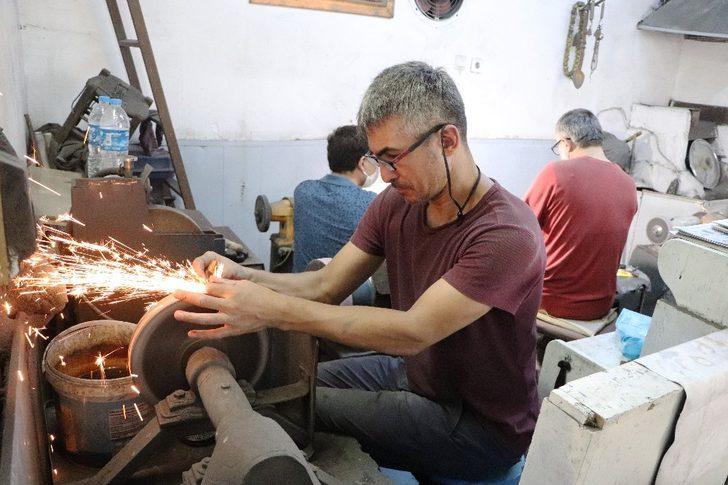 Bıçaklar kurbanlıklar için bileniyor G2