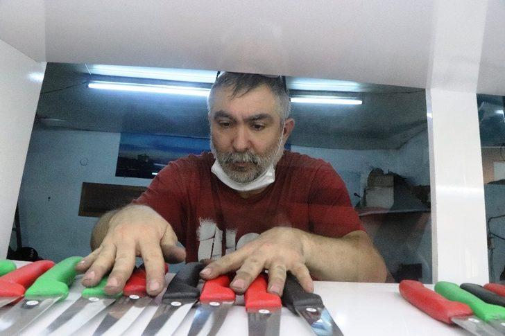 Bıçaklar kurbanlıklar için bileniyor G3