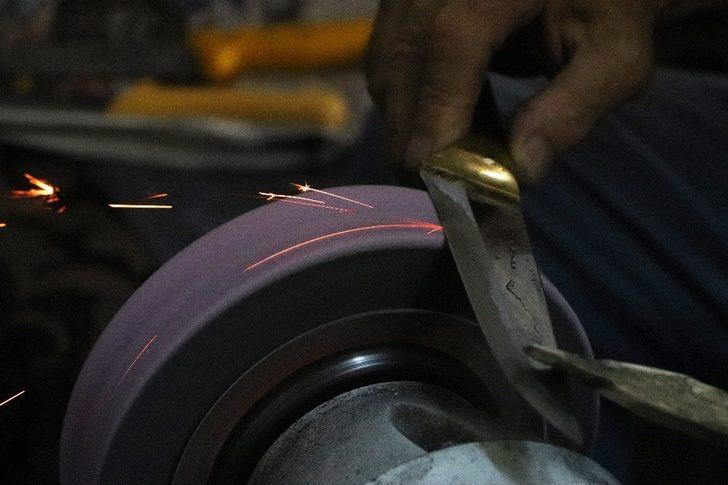 Bıçaklar kurbanlıklar için bileniyor G4