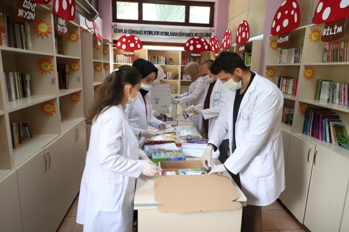 Bilgievleri  &ouml;ğrencilere &uuml;cretsiz eğitim seti dağıttı