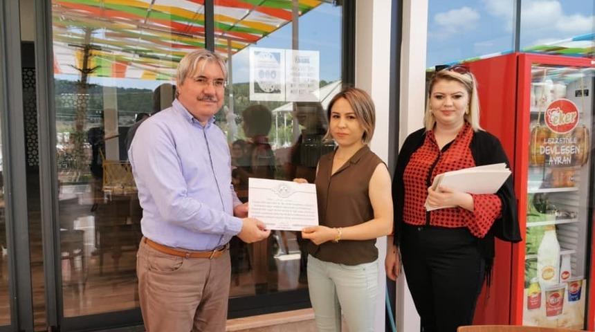 İvrindi&rsquo;de maske &uuml;reten kadınlara teşekk&uuml;r