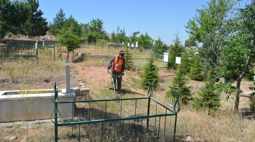 B&uuml;nyan Belediyesi 36 mezarlıkta bayram hazırlığı yapıyor