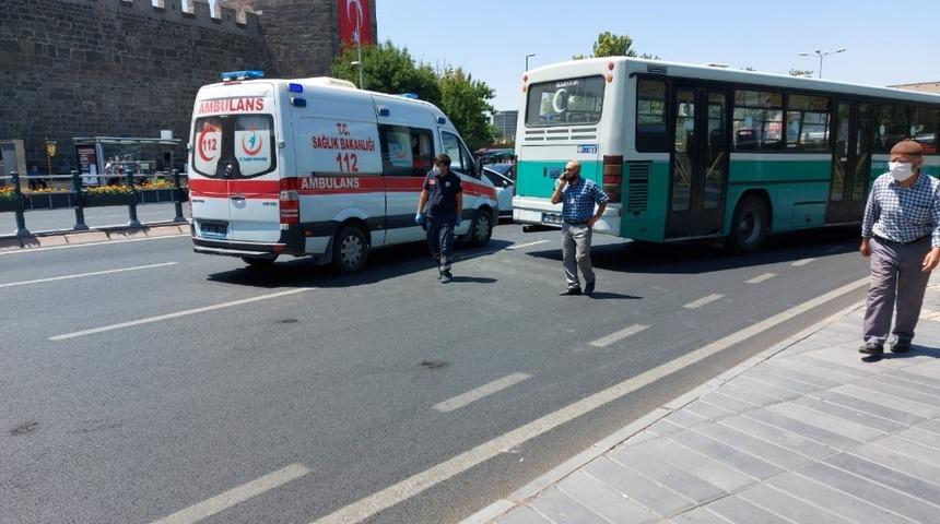 Hasta taşıyan ambulans kaza yaptı