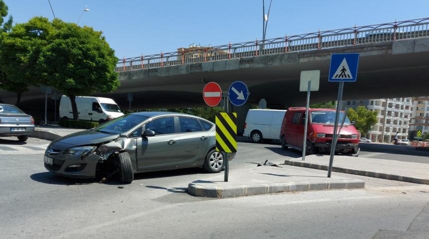 Kavşakta &ccedil;arpışan ara&ccedil;lar kullanılamaz hale geldi