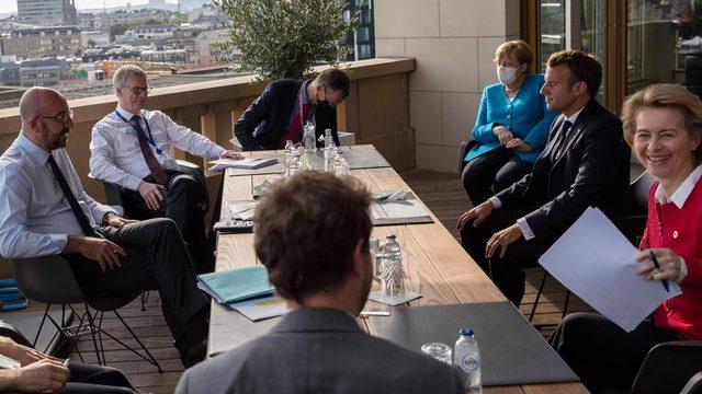 Charles Michel, Angela Merkel, Emmanuel Macron ve Ursula von der Leyen
