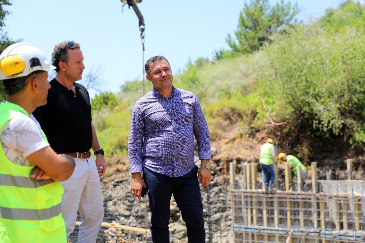 Başkan Y&uuml;cel, dere ıslah &ccedil;alışmasını yerinde inceledi