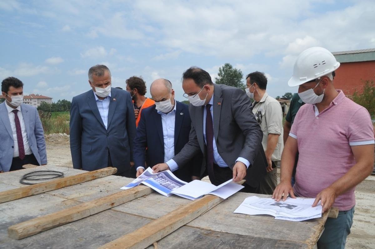 Vali Dağlı, yeni h&uuml;k&uuml;met binası inşaatında incelemelerde bulundu