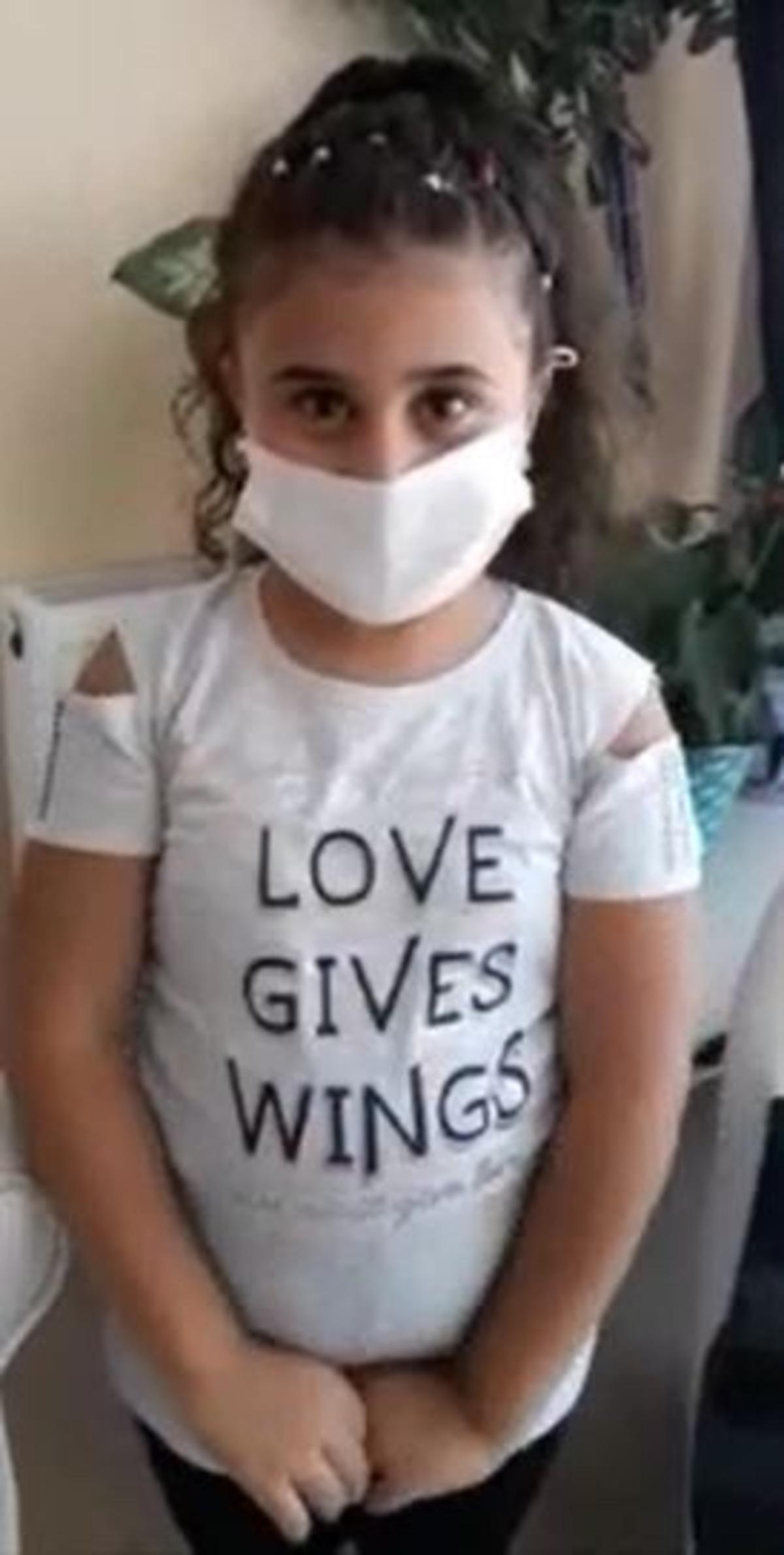 Okulunu &ouml;zleyen miniklerden videolu &lsquo;maskenizi takın&rsquo; &ccedil;ağrısı