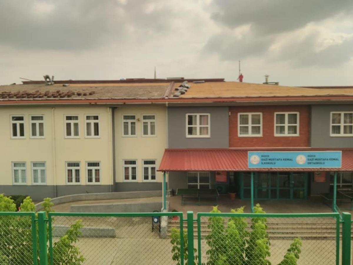 Okulun &ccedil;atısı yenileniyor