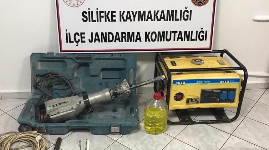 Mersin&rsquo;de ka&ccedil;ak kazı yapan 4 kişi su&ccedil;&uuml;st&uuml; yakalandı