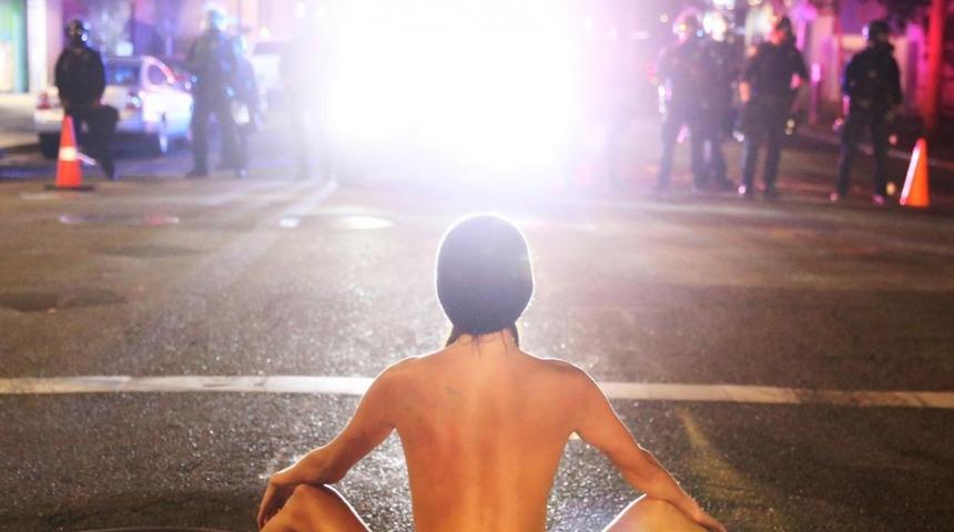 ABD’deki polisleri 'kaçıran' çıplak gösterici viral oldu