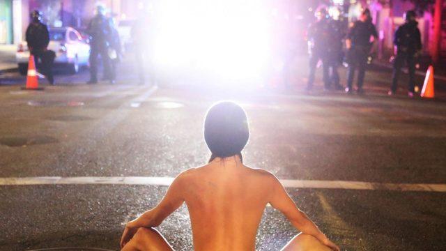 ABD’deki polisleri 'kaçıran' çıplak gösterici viral oldu