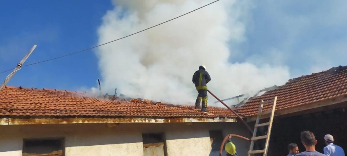 &Ccedil;orum&rsquo;da yangın, 800 balya saman ile 60 &ccedil;uval yem k&uuml;l oldu