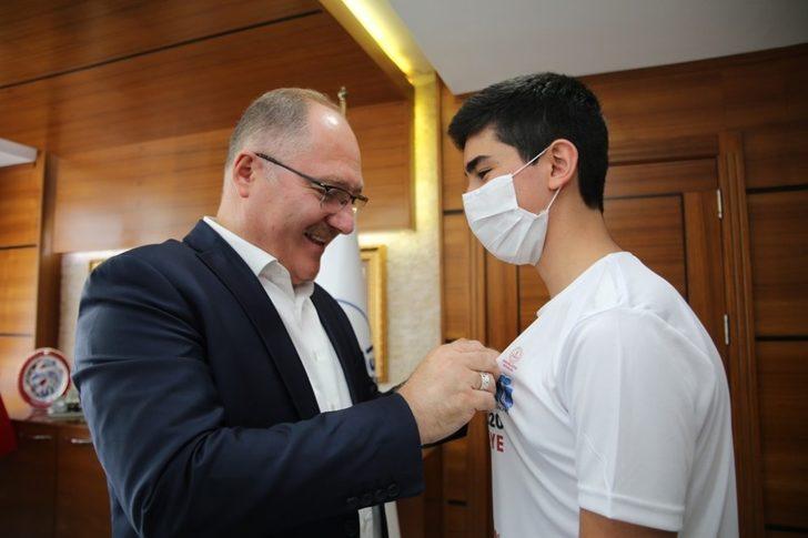 LGS birincilerine Başkan Bilgin’den ödül G3