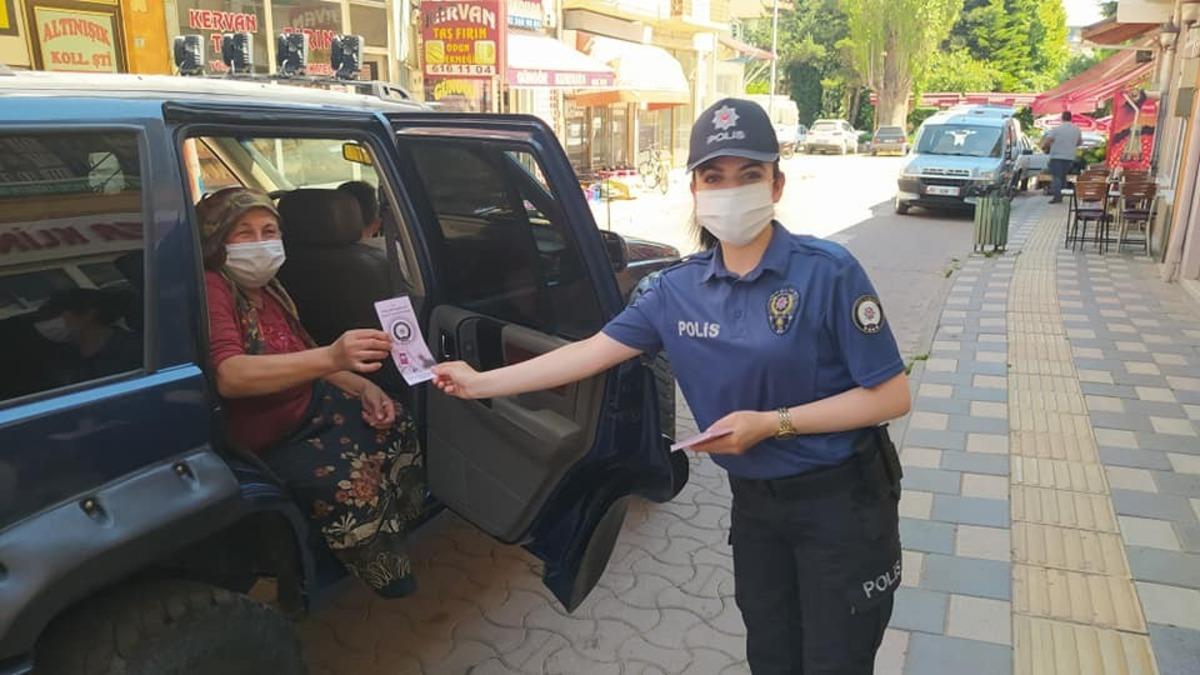 Polis ekiplerinden şiddete karşı broş&uuml;r dağıtıldı